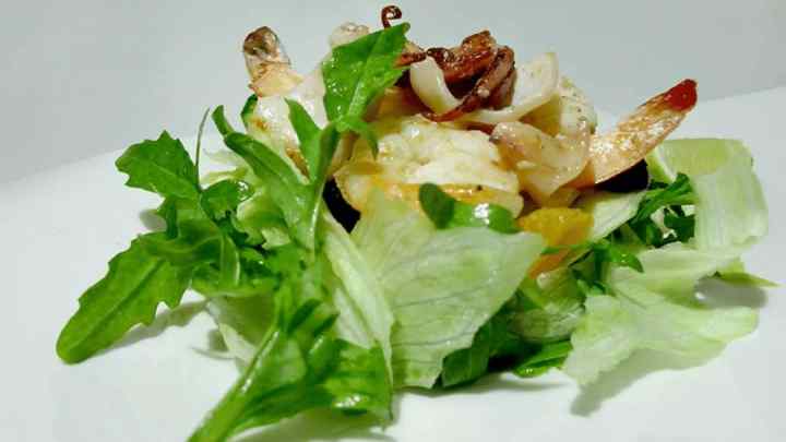 Як зробити салат з морепродуктів і дині