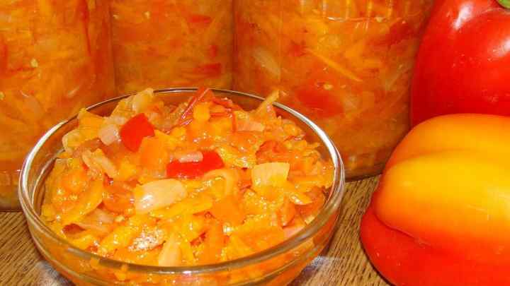 Як приготувати салат на зиму з перцю, помідорів, цибулі та моркви