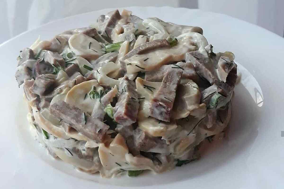 Рецепт салату зі смажених шампіньйонів
