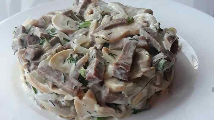 Рецепт салату зі смажених шампіньйонів