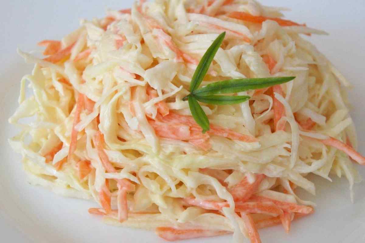 Як приготувати салат з капусти з морквою?