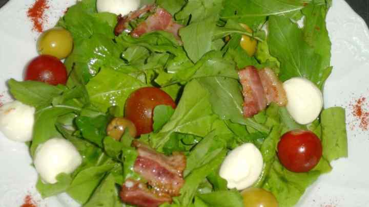 Салат з ростбіфом і припущеними томатами черрі