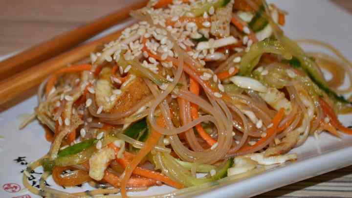 Як приготувати салат з фунчози з огірками