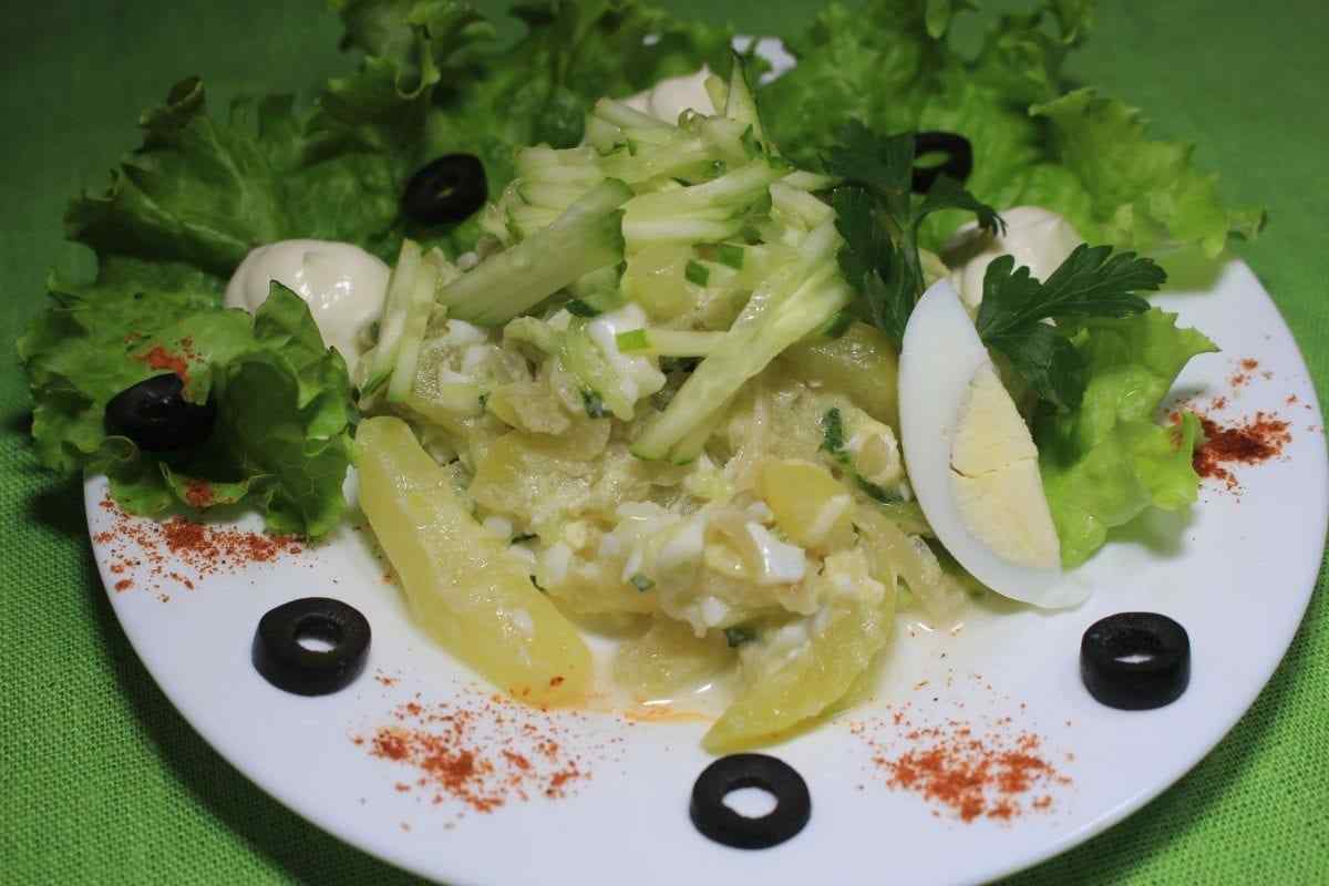Теплий салат з картоплею та огірками