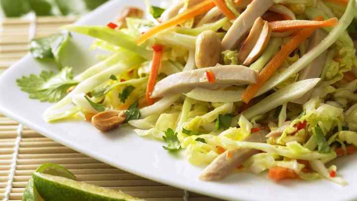 Гарячий овочевий салат з куркою каррі