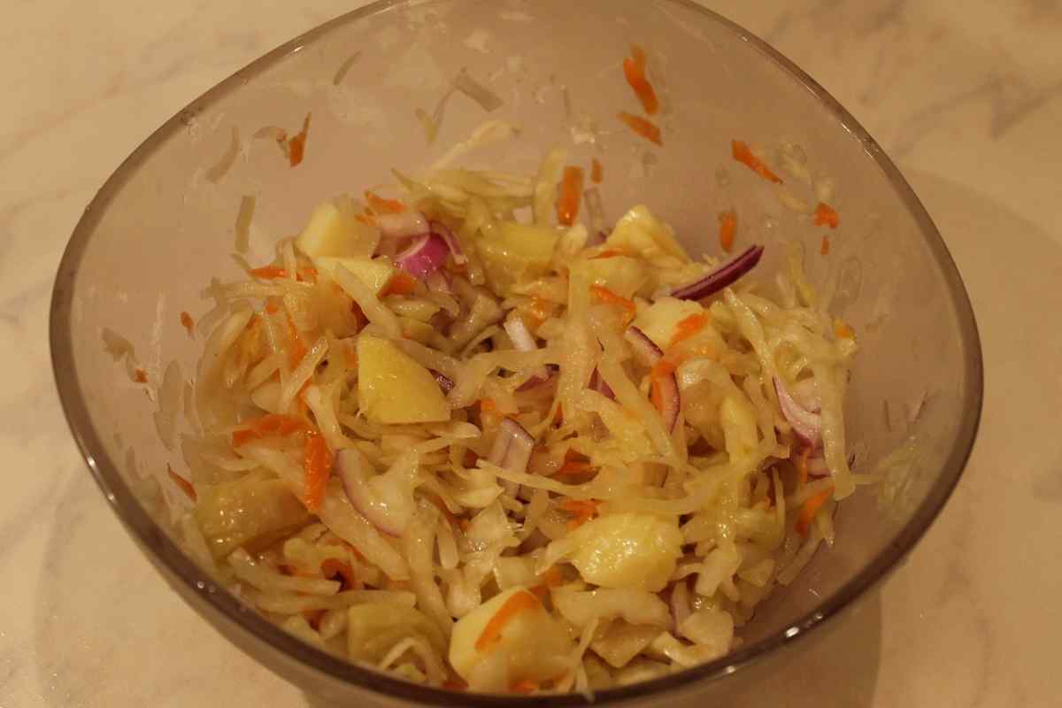 Які салати приготувати з квашеної капусти