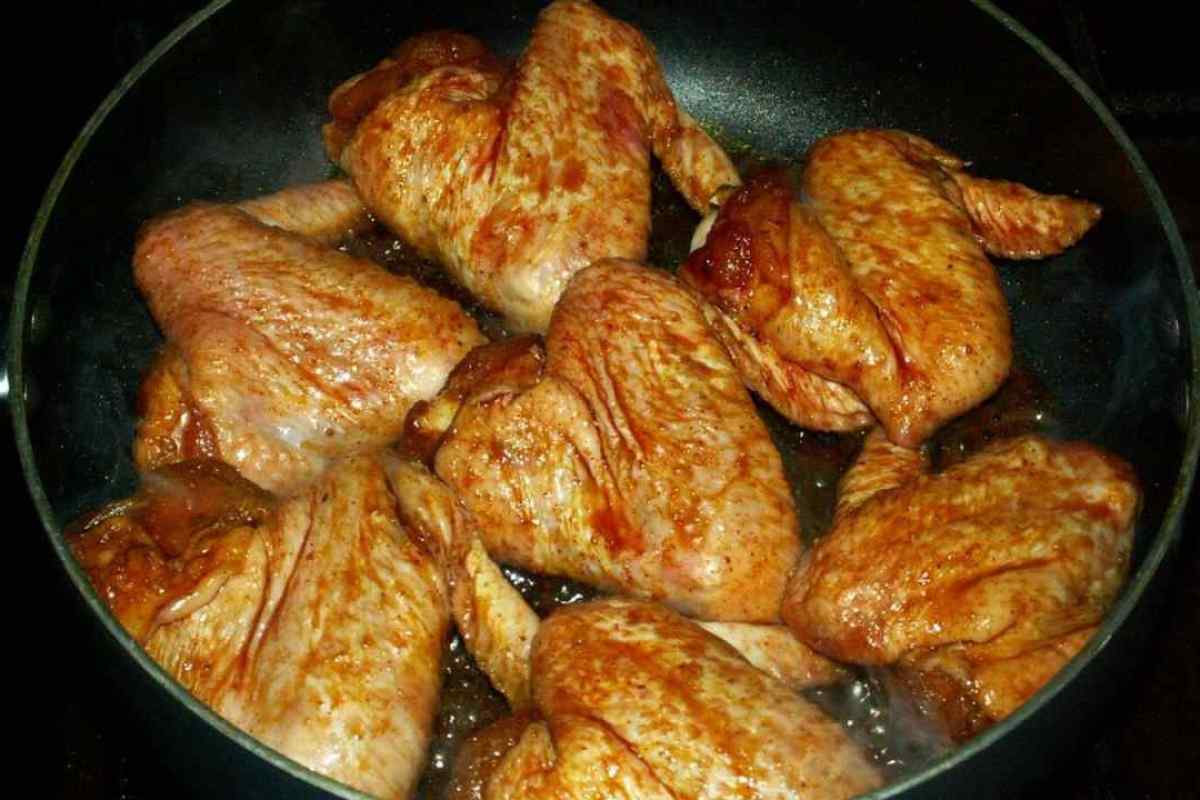Жареная курица на сковороде фото