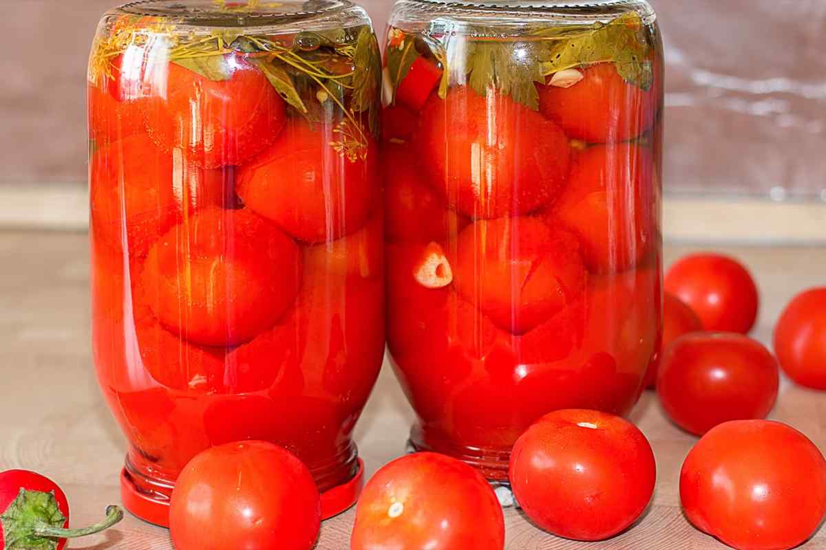 Як приготувати помідори у власному соку з часником і хріном на зиму