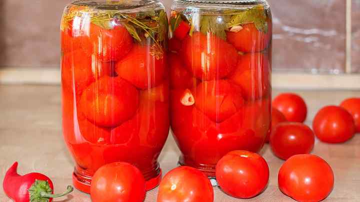 Як приготувати помідори у власному соку з часником і хріном на зиму