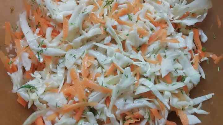 Як зробити салат з капусти і моркви з чорносливом
