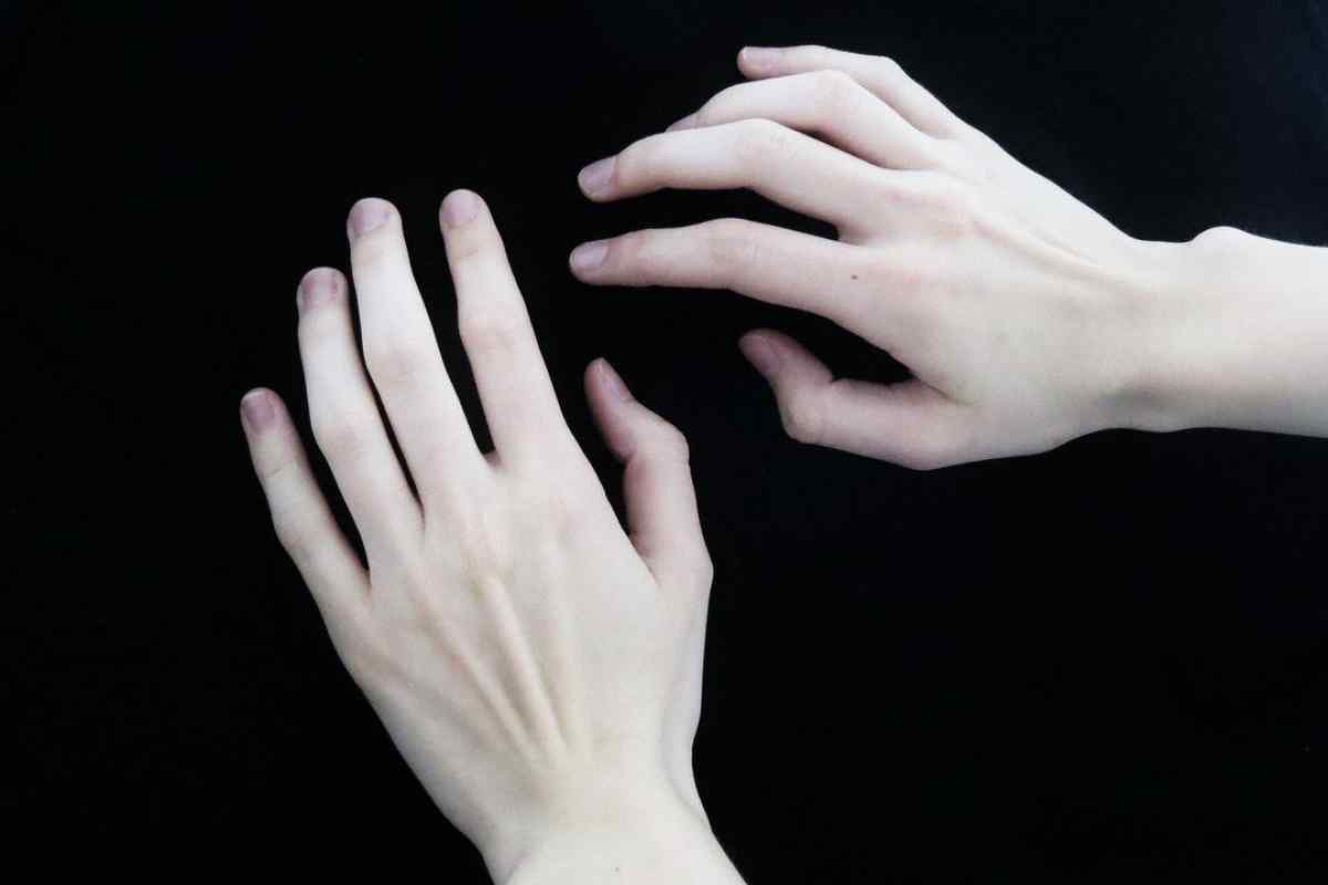 Песня счастье с тонкими запястьями. Белая рука. Красивые руки с длинными пальцами. Красивые мужские руки. Тонкие руки.