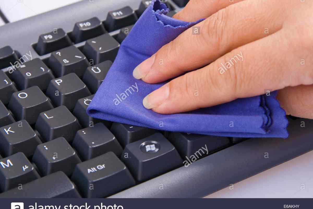 Як почистити клавіатуру ноутбука