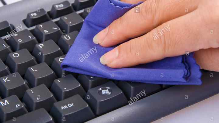 Як почистити клавіатуру ноутбука