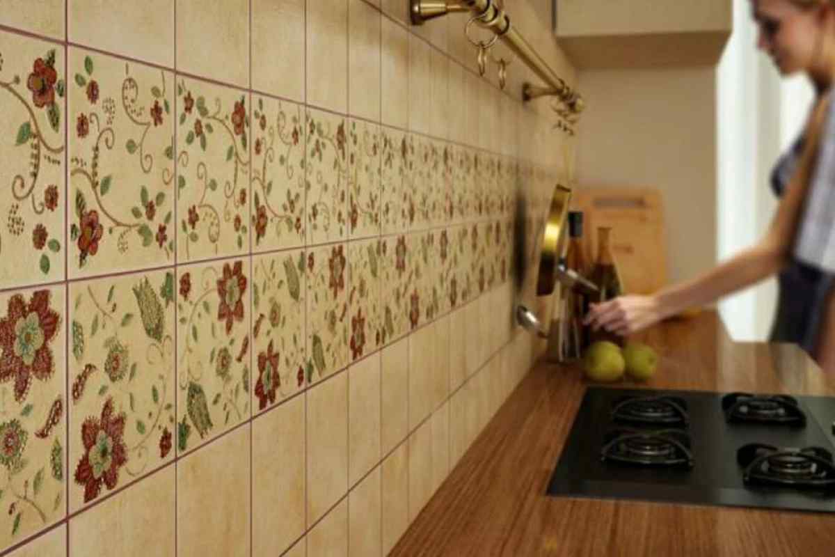 Як покласти плитку на стінах кухні