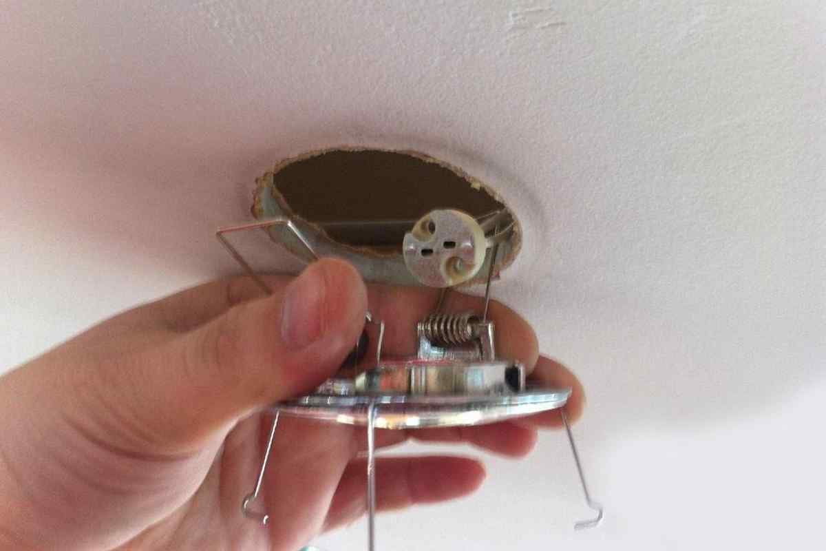 Як замінити лампочку на стелі