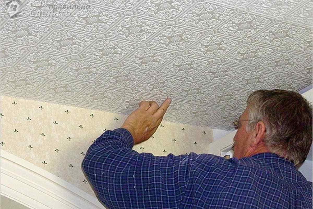 Як наклеїти плитку для стелі