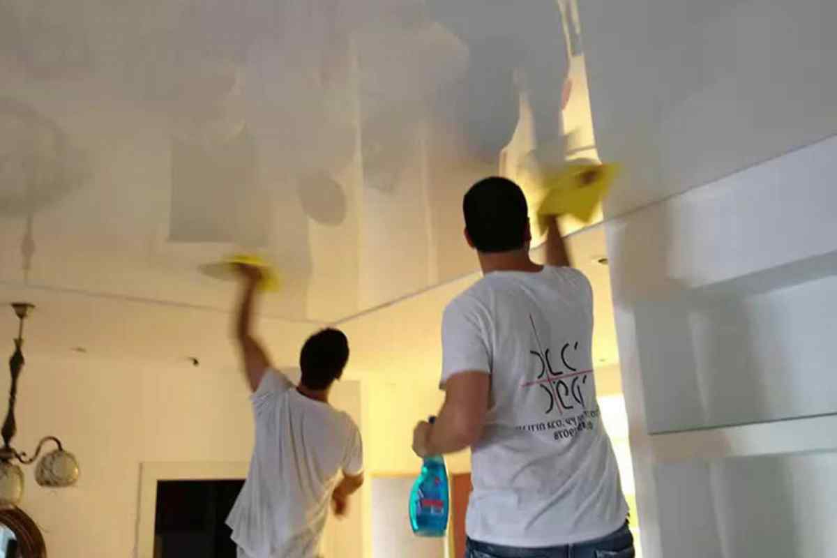Як прибрати жовті плями на стелі