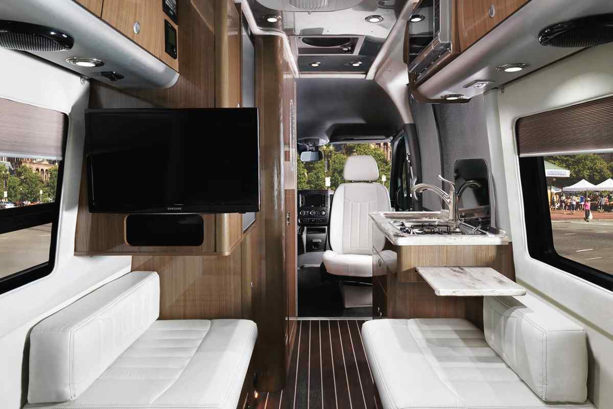 Mercedes Sprinter перетворили на комфортабельний будинок на колесах для далеких подорожей