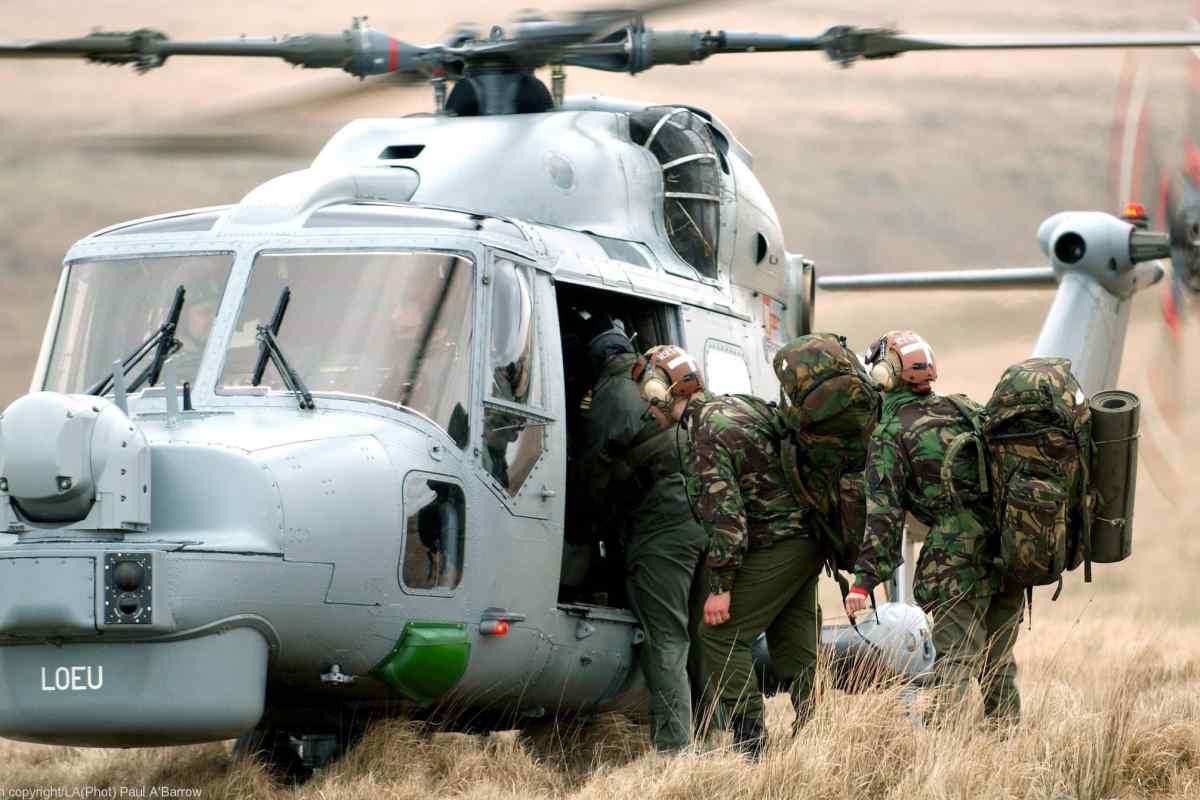 Британська армія вирішила відмовитися від найшвидшого вертольота у світі - легендарного Westland Lynx