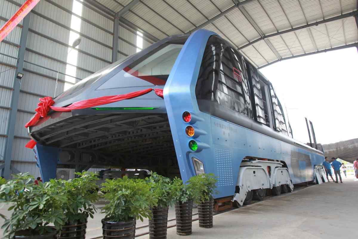 Китайці створили "наддорожний" автобус, який врятує екологію міст