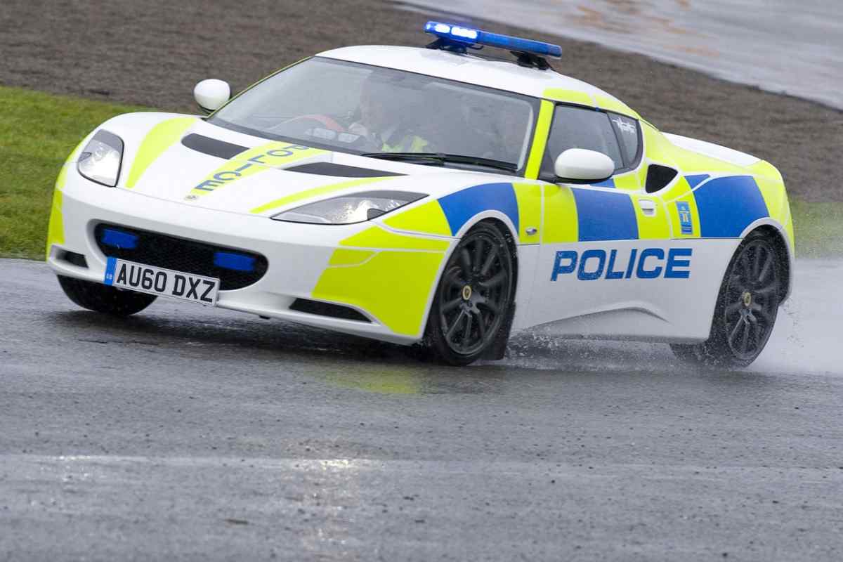 10 найшвидших поліцейських суперкарів з усього світу