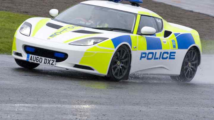 10 найшвидших поліцейських суперкарів з усього світу