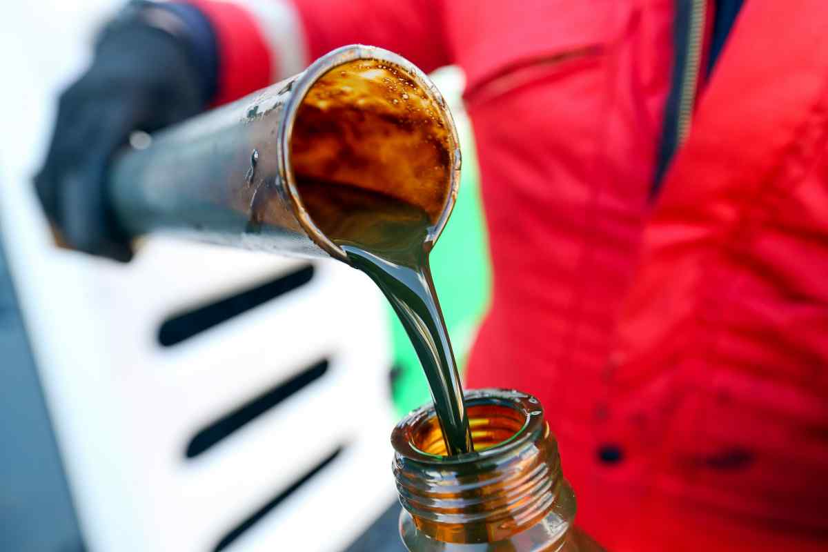 Як зробити з нафти бензин