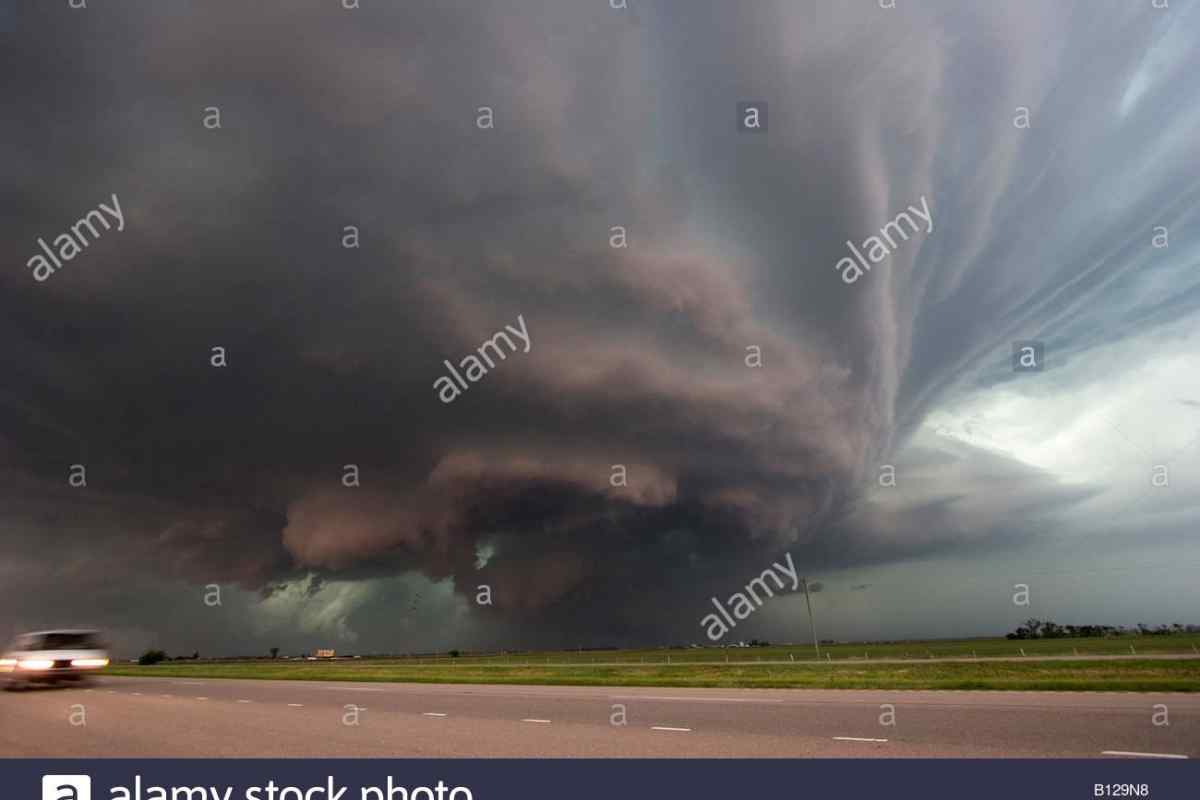 Самый большой торнадо в мире. Смерчи и Торнадо. Торнадо f12. Штат Канзас природа Торнадо. Торнадо Малхолла.