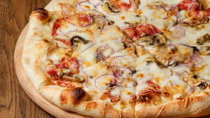 Як приготувати піцу з базиліком, часником і сиром