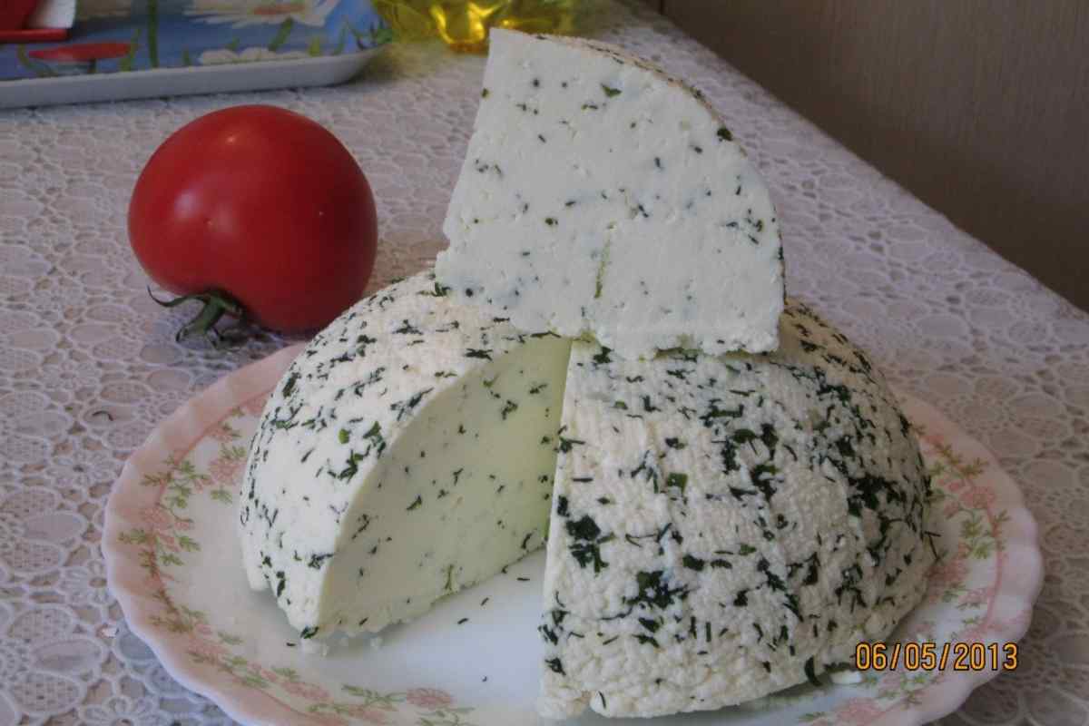 Домашній сир з цибулею і тмином