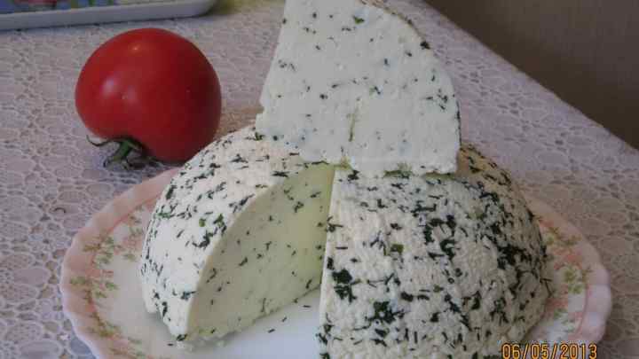 Домашній сир з цибулею і тмином
