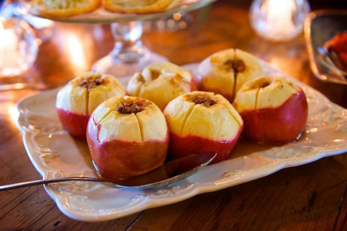 Як приготувати запечені яблука з ізюмом, корицею і медом