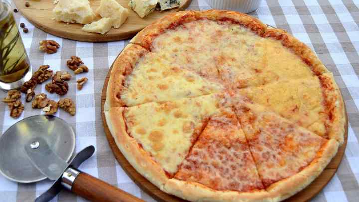 Як зробити піцу з сиром