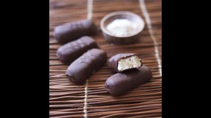 Як приготувати кокосово-горіхові цукерки в темному шоколаді