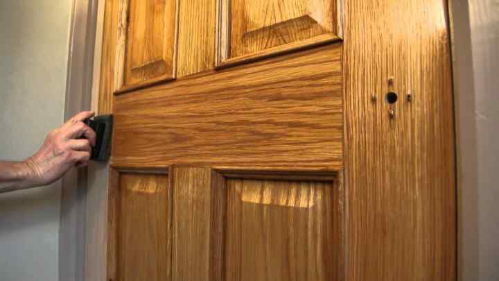 Як забрати подряпину на дерев 'яних дверях