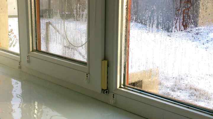 Чому взимку потіють вікна