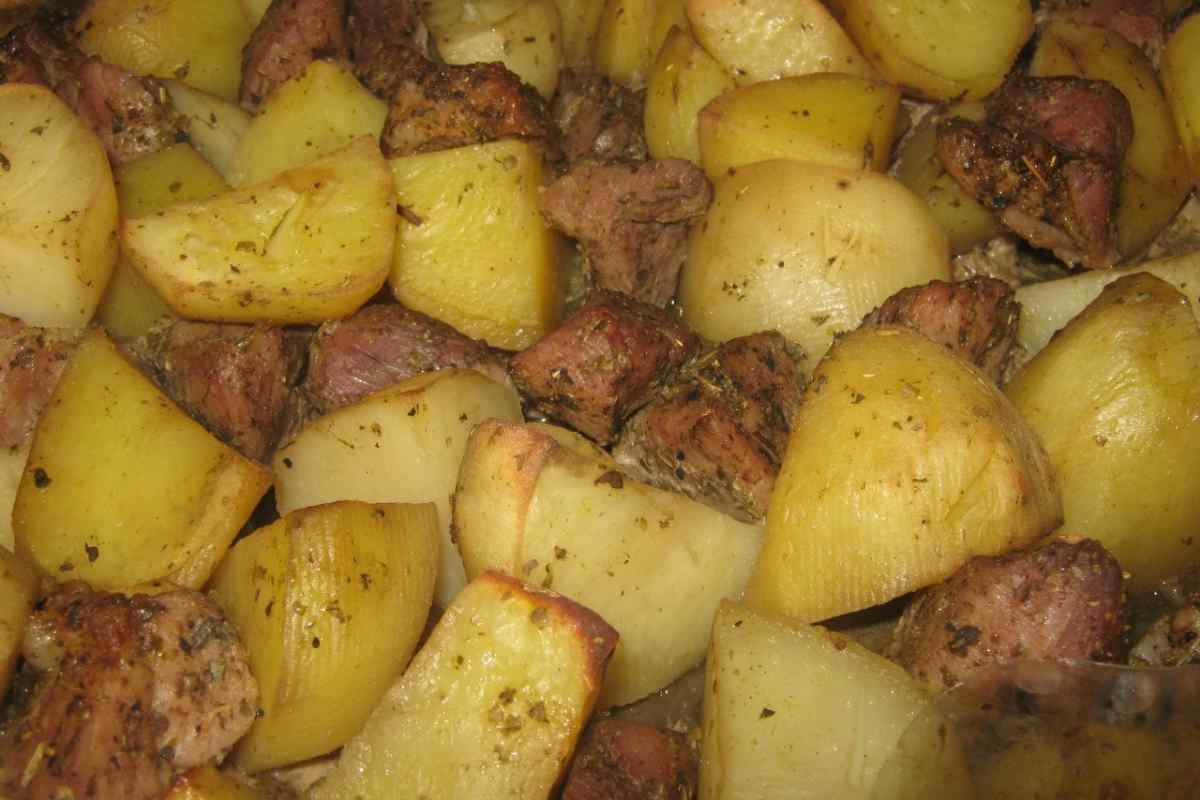 Картопля зі свининою у горщикові