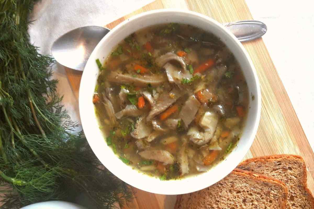 Огірковий суп з водоростями комбу і грибами шиїтаці