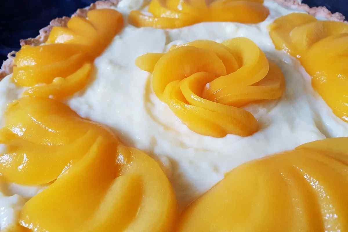 Як приготувати літній абрикосовий тарт із заварним кремом