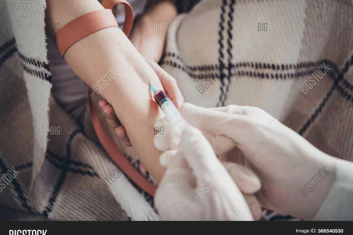 Як беруть кров з вени біля немовляти