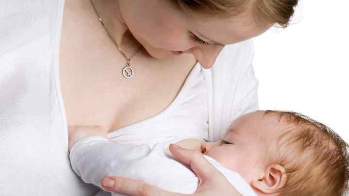 Як давати молоко грудним дітям