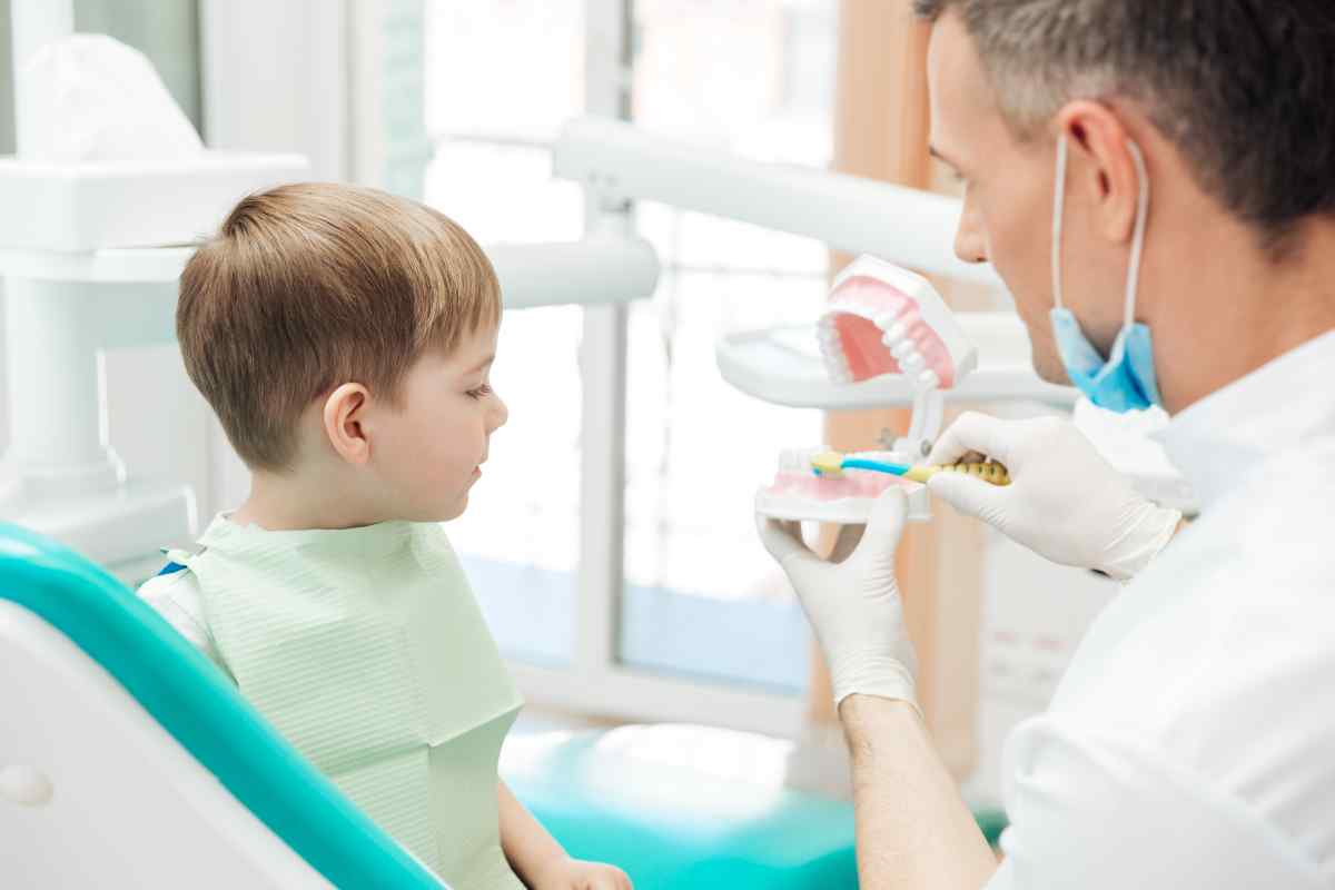 Як підготувати дитину до першого візиту до дантиста
