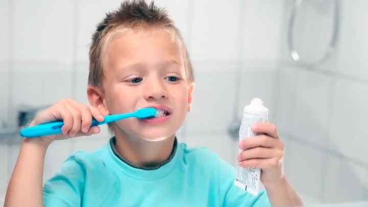Як залучити дитину до чистки зубів