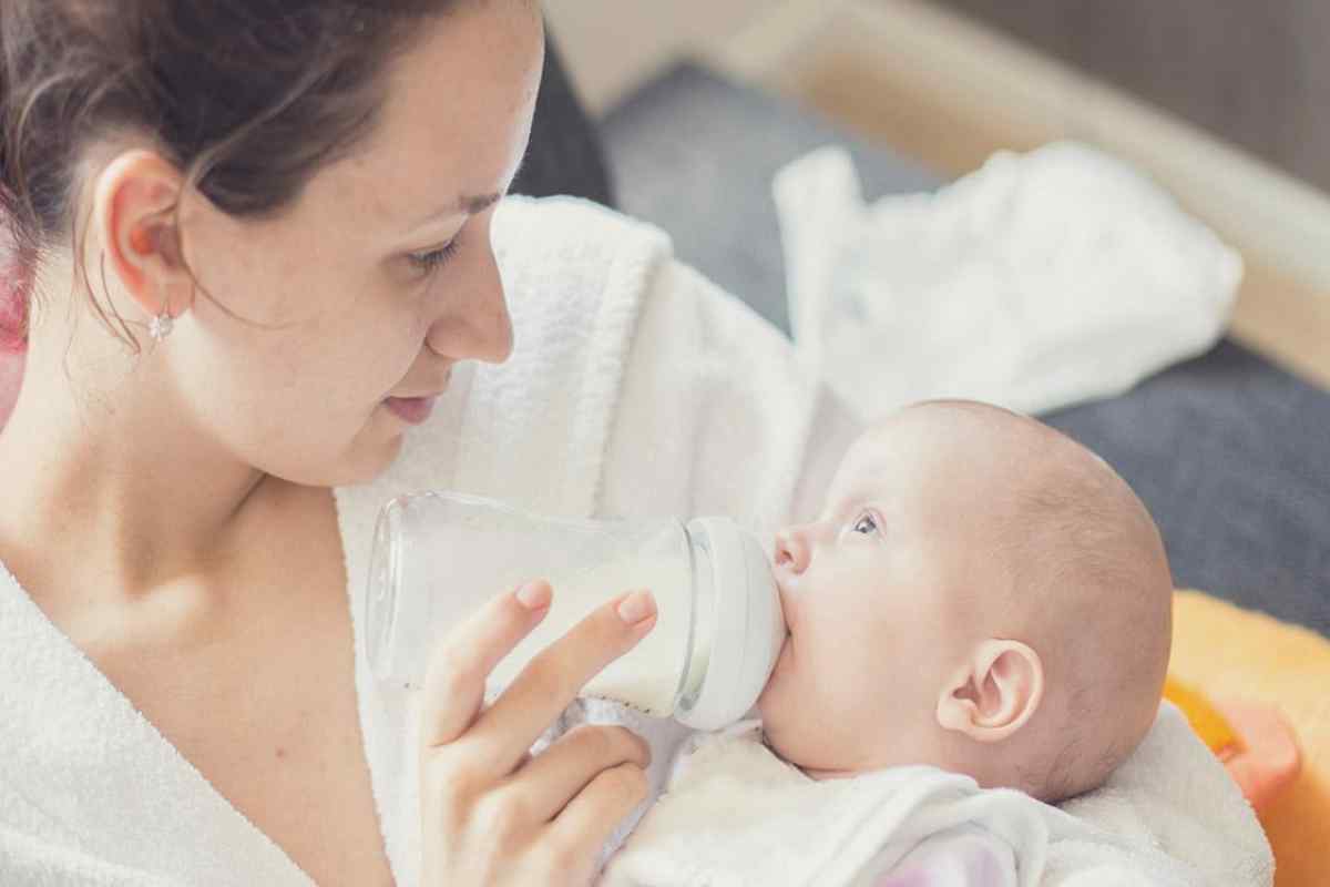 Чи годувати дитину сцеженим грудним молоком