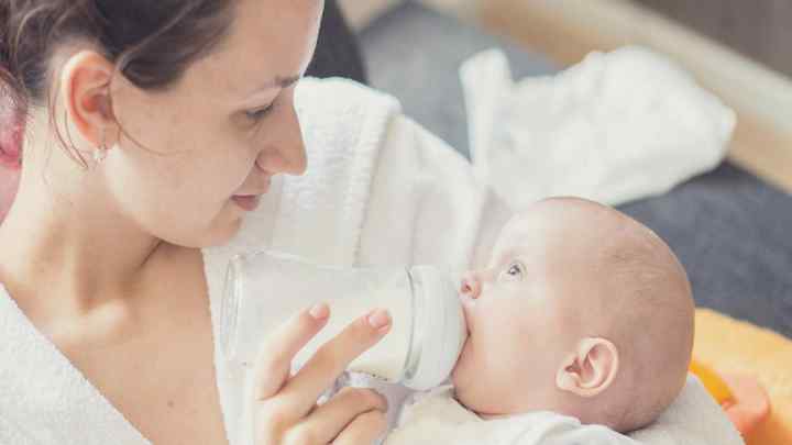 Чи годувати дитину сцеженим грудним молоком