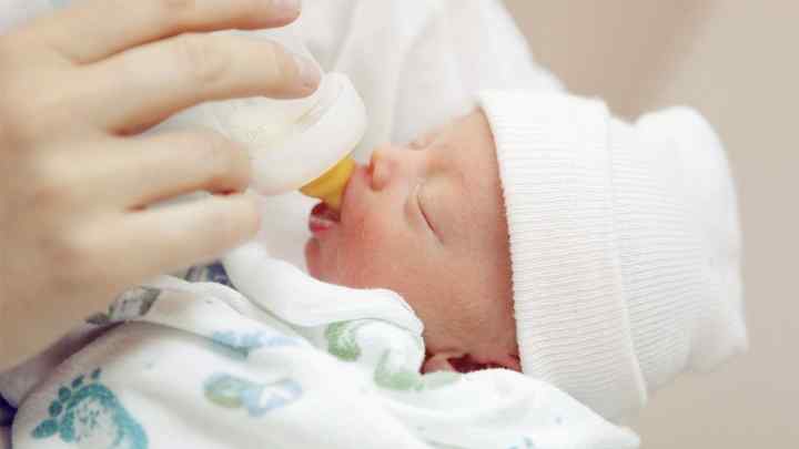 Змішане годування новонародженого: думка лікарів