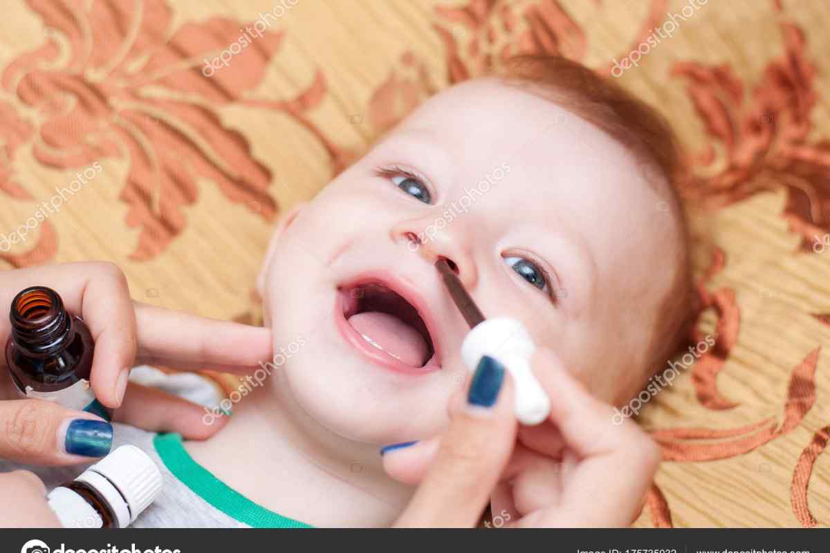 Як закопувати краплі в ніс маленьким дітям