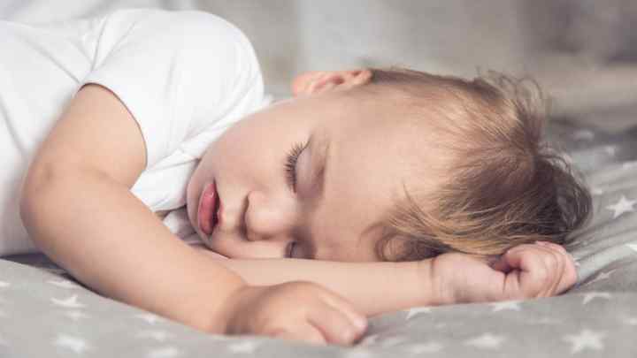 Як привчити дитину спати всю ніч