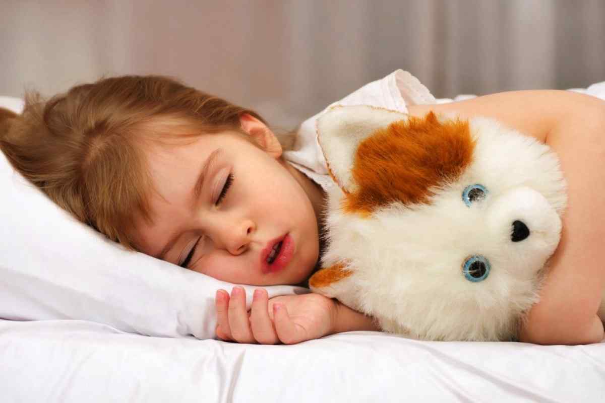 Чому дитина розмовляє уві сні