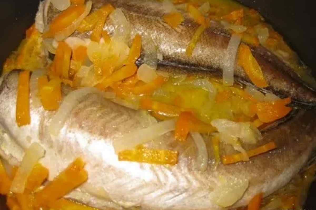 Приготовление рыбы хек. Рыба хек приготовление. Хек запеченный. Рыба с овощами в мультиварке. Хек рыба приготовленная.